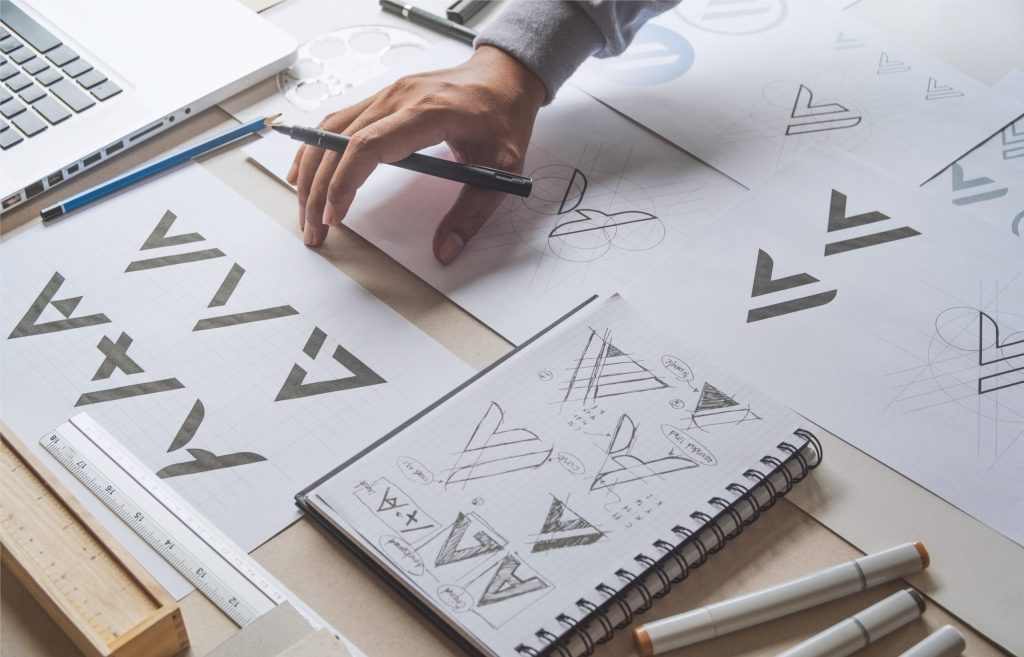 Projektowanie logo często zaczyna się od kartki papieru.